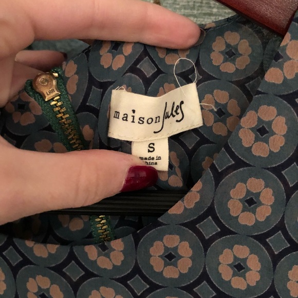 Back zipper detail, high-low blouse - Picture 4 of 6